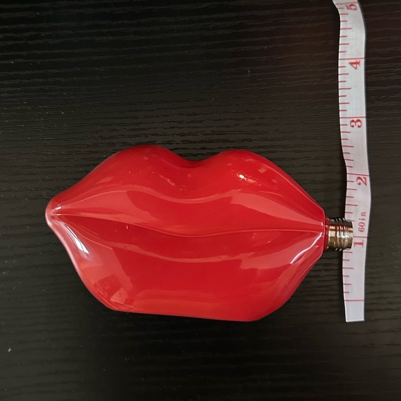 Red Lip-Shaped Makeup Container - Picture 6 of 6